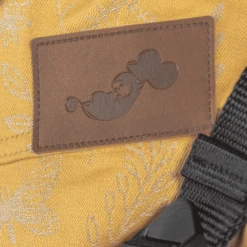 SCHMUSEWOLKE Draagzak Half Buckle Botanisch Golden Linnen 11 SCHMUSEWOLKE Draagzak Half Buckle Botanisch Golden Linnen -Kinderwagen Winkel schmusewolke draagzak half buckle botanisch golden linnen a371900 4